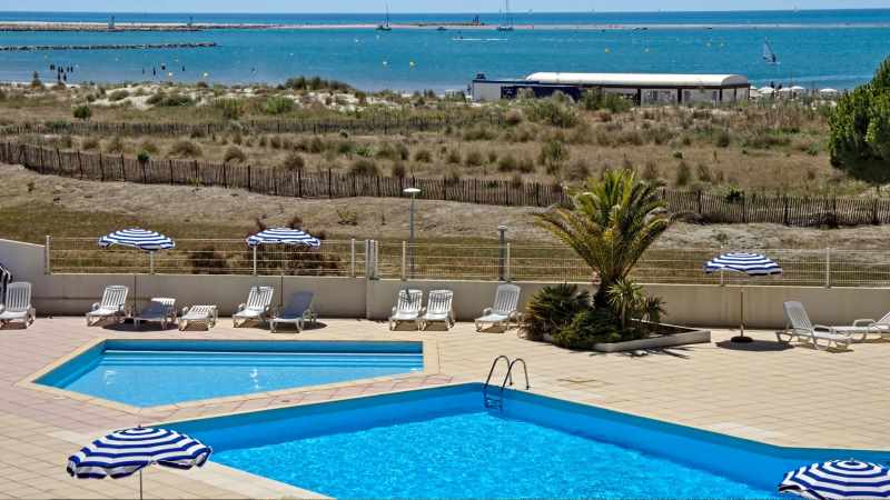 Piscine, bassin enfant, transats et parasols