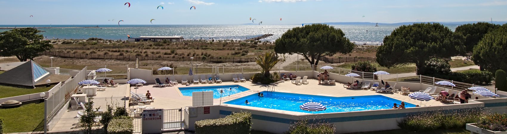 Vue sur la piscine et la plage sud port camargue.